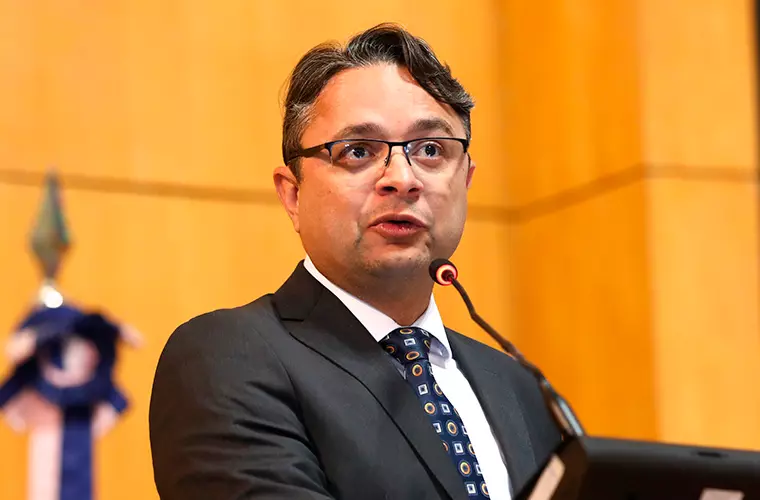 Oportunismo Político: A Inversão de Valores em Nome do Poder