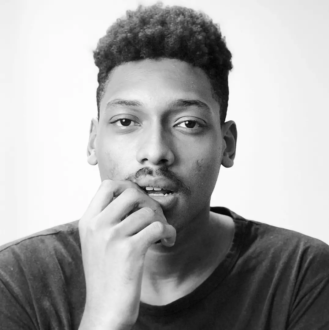 Do subúrbio carioca para o palcos do Brasil: Conheça Isaac Belfort, ator carioca que vive o empresário de Elis Regina em ‘Elis, a musical’