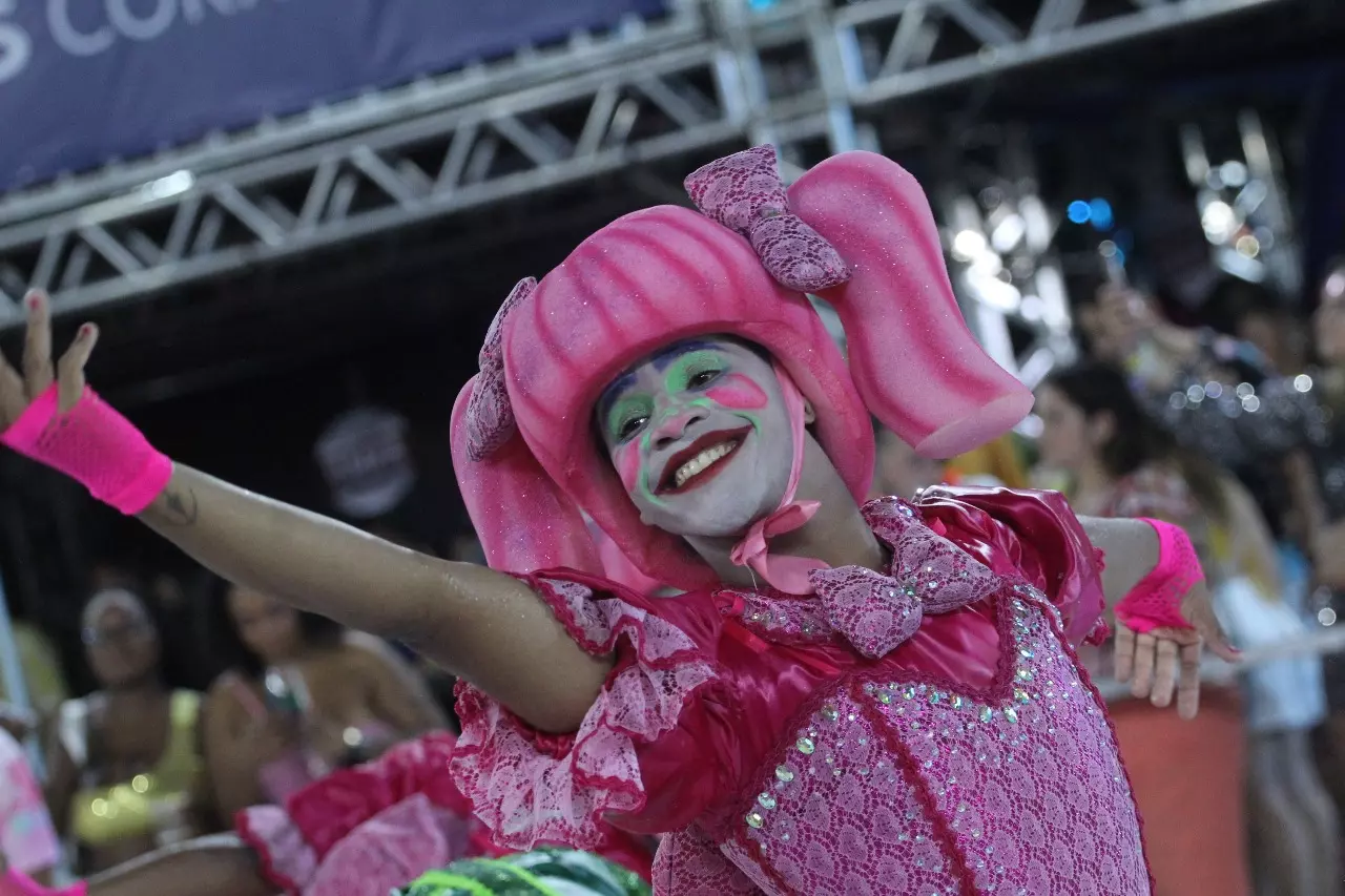 ANDARAÍ ABRE OS DESFILES DO CARNAVAL CAPIXABA E LEVA PRÊMIO DE MELHOR ENREDO