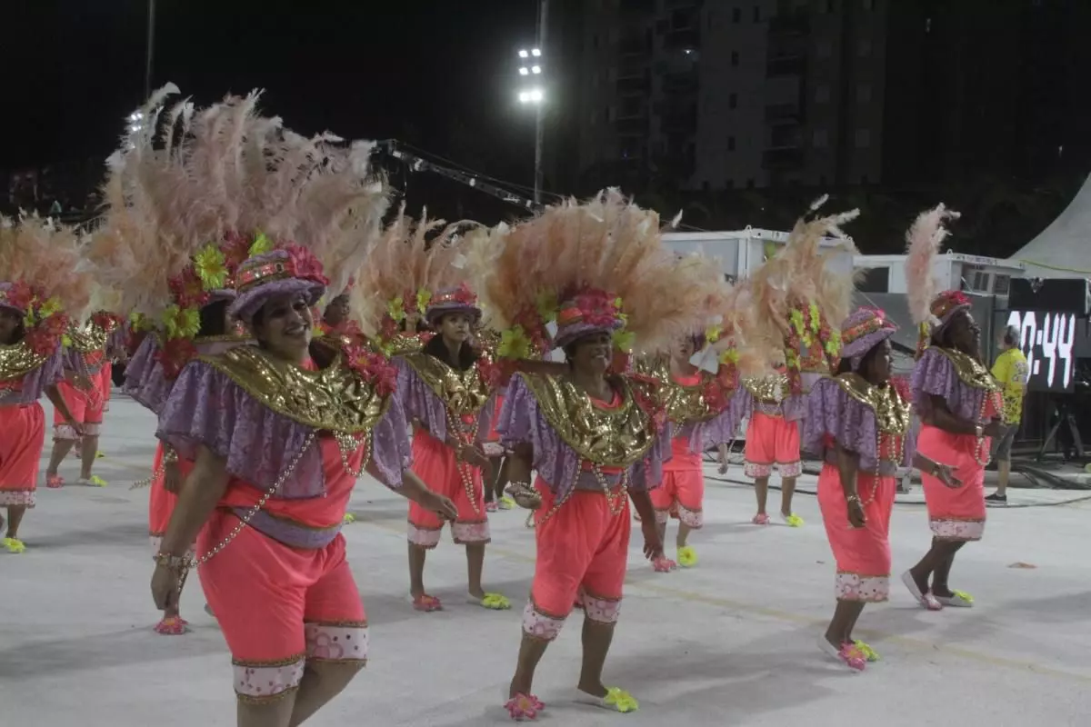 Imperatriz Alvinegra levantou a arquibancada sendo a primeira desfilar no segundo dia de Carnaval Santista