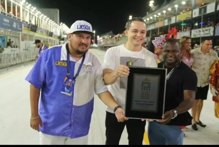 PREFEITO DE VITÓRIA RECEBE PRÊMIO FERAS DE APOIO A CULTURA DO CARNAVAL