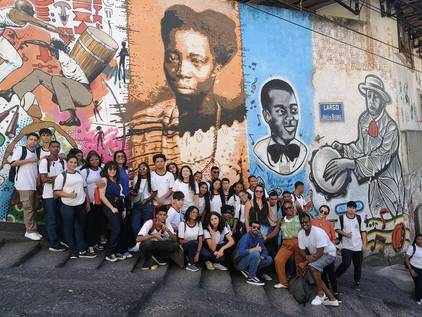 O jornalista Lucas Eduardo recebe alunos campistas do CEJOPA, na pequena África-RJ.