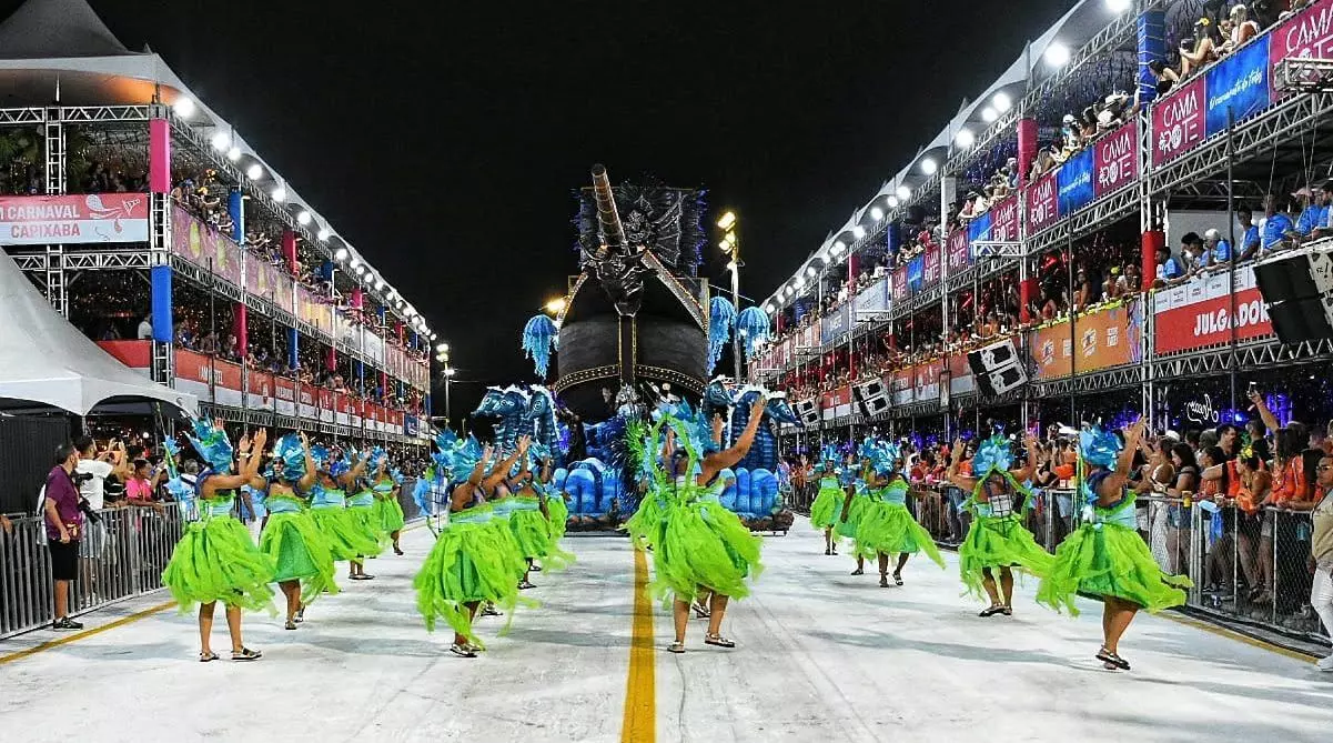 Experiência VIP com vista privilegiada, varanda gigante, show nacional e open bar no Carnaval de Vitória