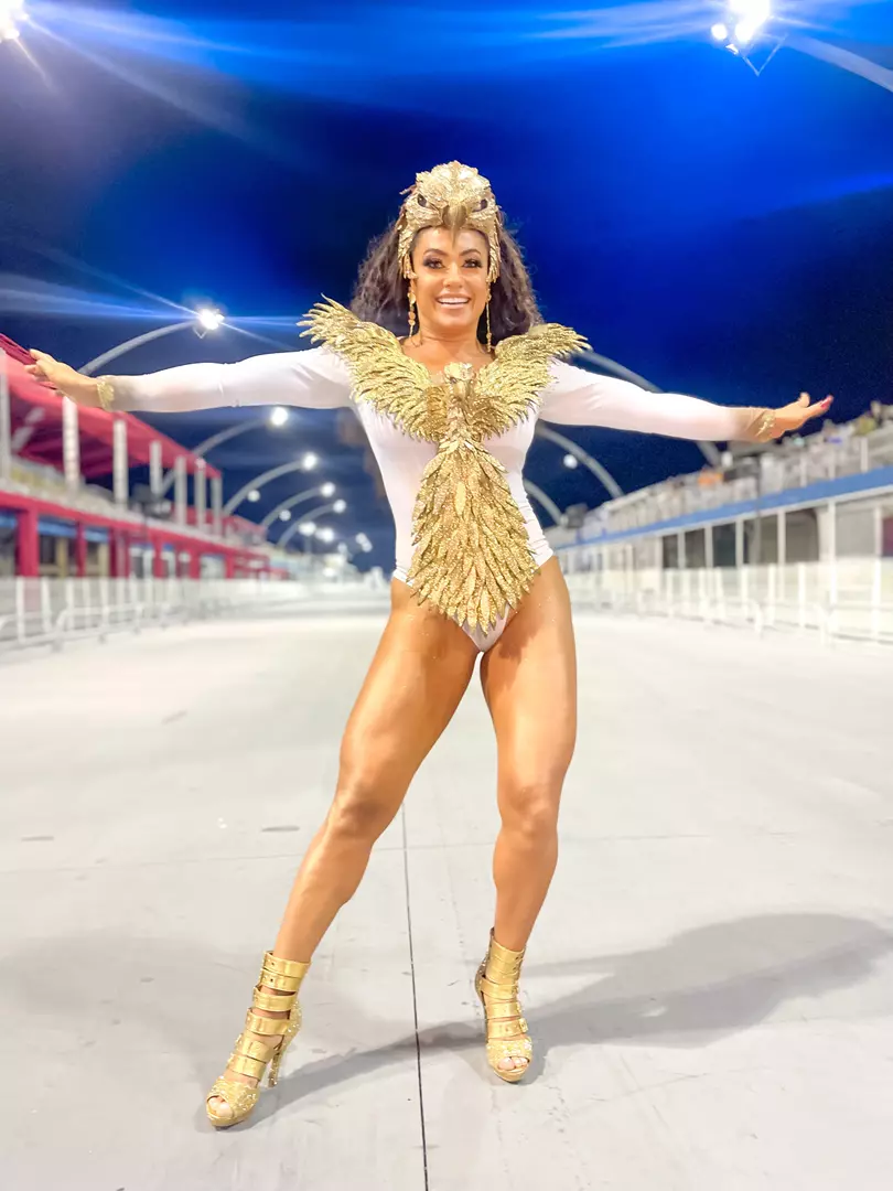Adriana Santos, Rainha da bateria da escola de samba Império da Vila na baixada santista e também musa da Águia de Ouro em São Paulo