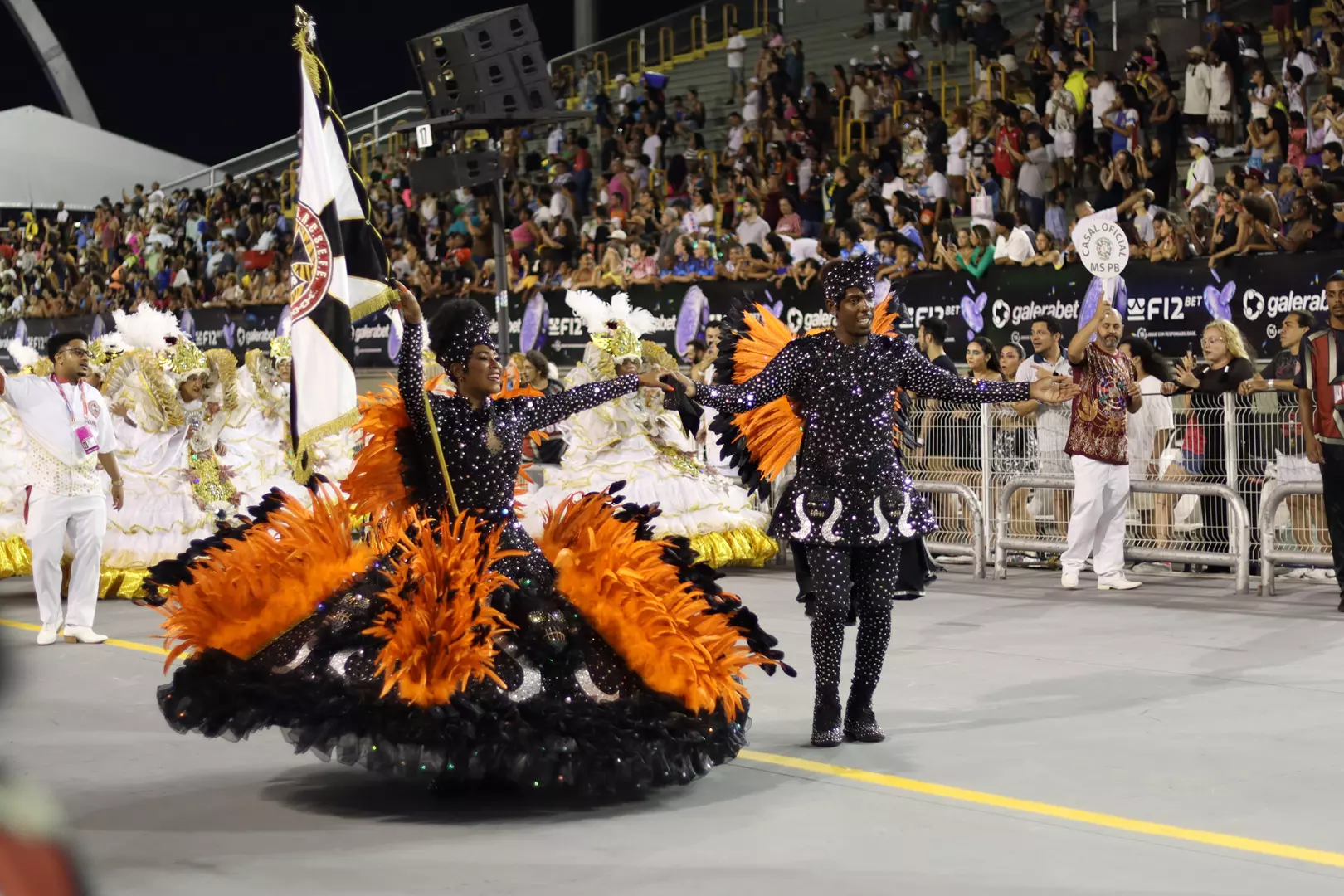 10° COLOCADA, RAÍZES DO SAMBA ENCANTA NO CARNAVAL 2025 COM ENREDO SOBRE AMOR E UNIÃO DESENVOLVIDO PELO CARNAVALESCO BABU ENERGIA