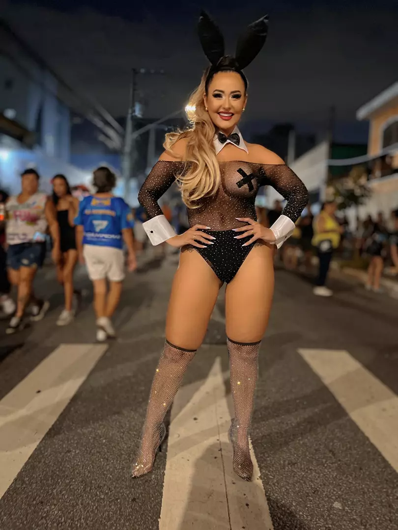 Suzana Aramuni incorpora coelhinha sexy e rouba a cena no último ensaio de rua da Tucuruvi antes do desfile oficial