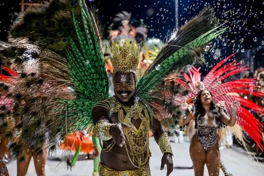 Wallace Guedes é campeão com a Niterói e sobe com a Lins Imperial