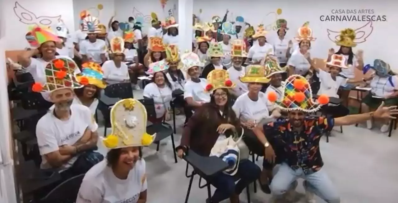 CASA DAS ARTES CARNAVALESCAS E PORTELA REALIZAM CURSO GRATUITO DE ADERECISTA EM PARCERIA