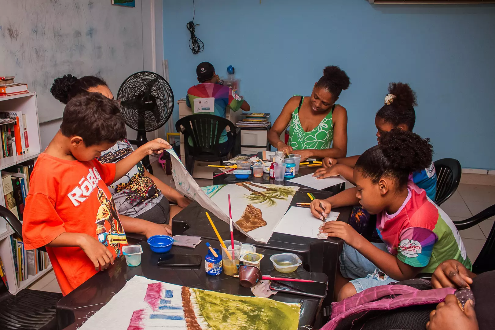 Pimpolhos da Grande Rio promove oficinas gratuitas de artes, cavaquinho e dança afro