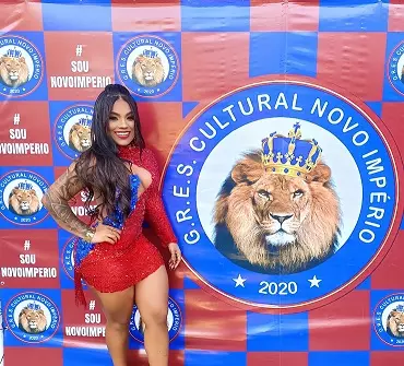 Rainha da escola, Caroline Lima marca presença na feijoada da vitória da Novo Império