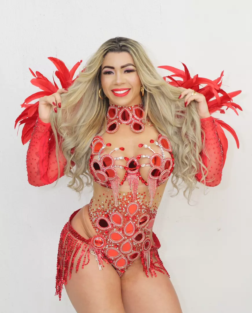 O Porto da Pedra recebe de volta Débora Ribeiro ao posto de musa