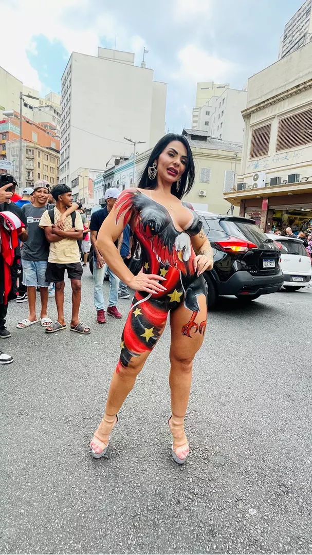 Musa do Flamengo, Daiane Alves, comemora classificação na Libertadores com o corpo pintado na 25 de Março