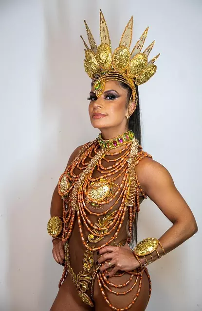 Angela Saccool é coroada Madrinha de Bateria da Escola de Samba Os Rouxinóis