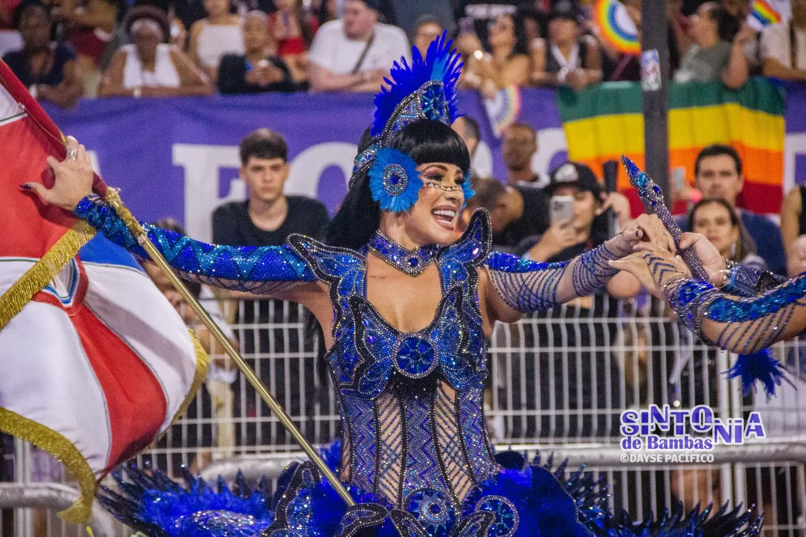 Waleska Gomes, porta-bandeira da Milênio, dá aula de dança no projeto social da Estação Primeira de Mangueira