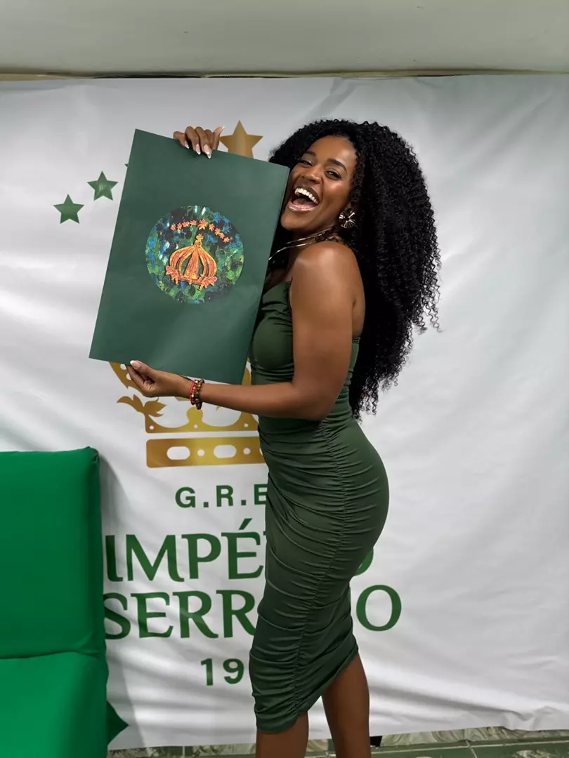 Andressa Fonseca recebe croqui do figurino para estreia como Princesa do Império Serrano