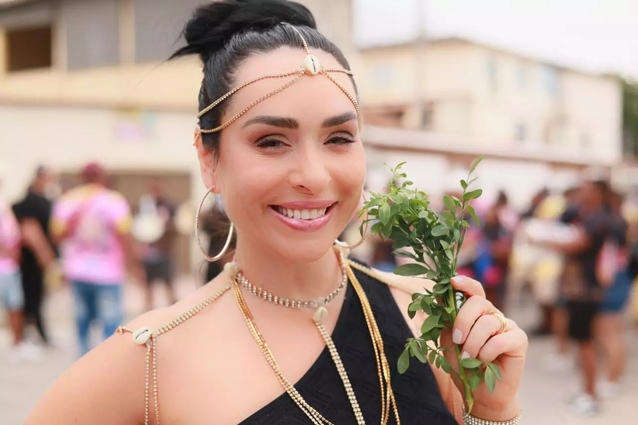 Luciana Picorelli se emociona em coroação como Rainha de Bateria da União do Parque Acari e declara: “Fui na Macumba, estou protegida e desta vez ninguém me derruba”