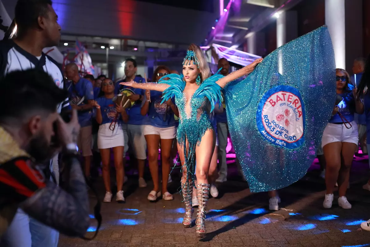 Rainha da Rosas de Ouro, Ana Beatriz Godoi usa look em homenagem a bateria e fala de preparação: “sem neura”