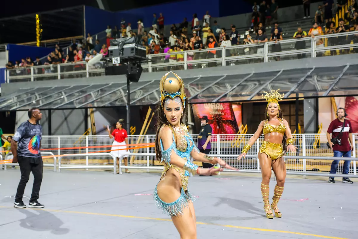 Musa da Colorado, Mari Marquini perde tapa-sexo em ensaio e improvisa no meio da avenida: “nem super cola segurou”