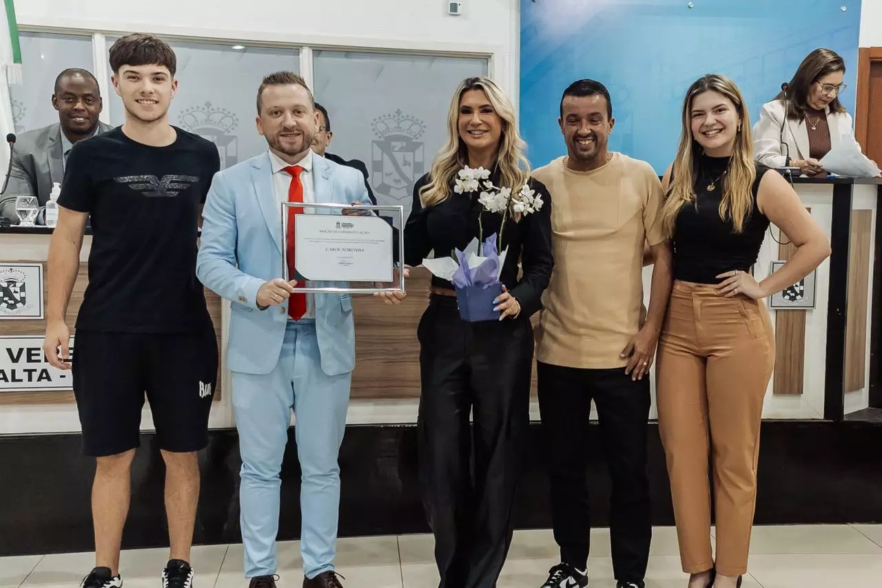 Vereador Mateus Amaral propõe homenagem à Carol Noronha por destaque no Carnaval do Rio