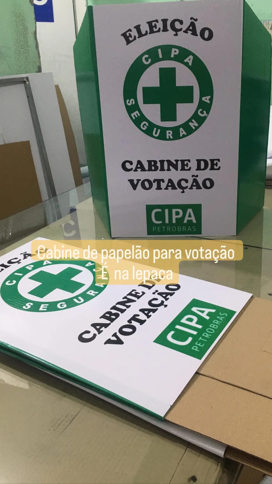 Cabine de papelão para votação personalizada