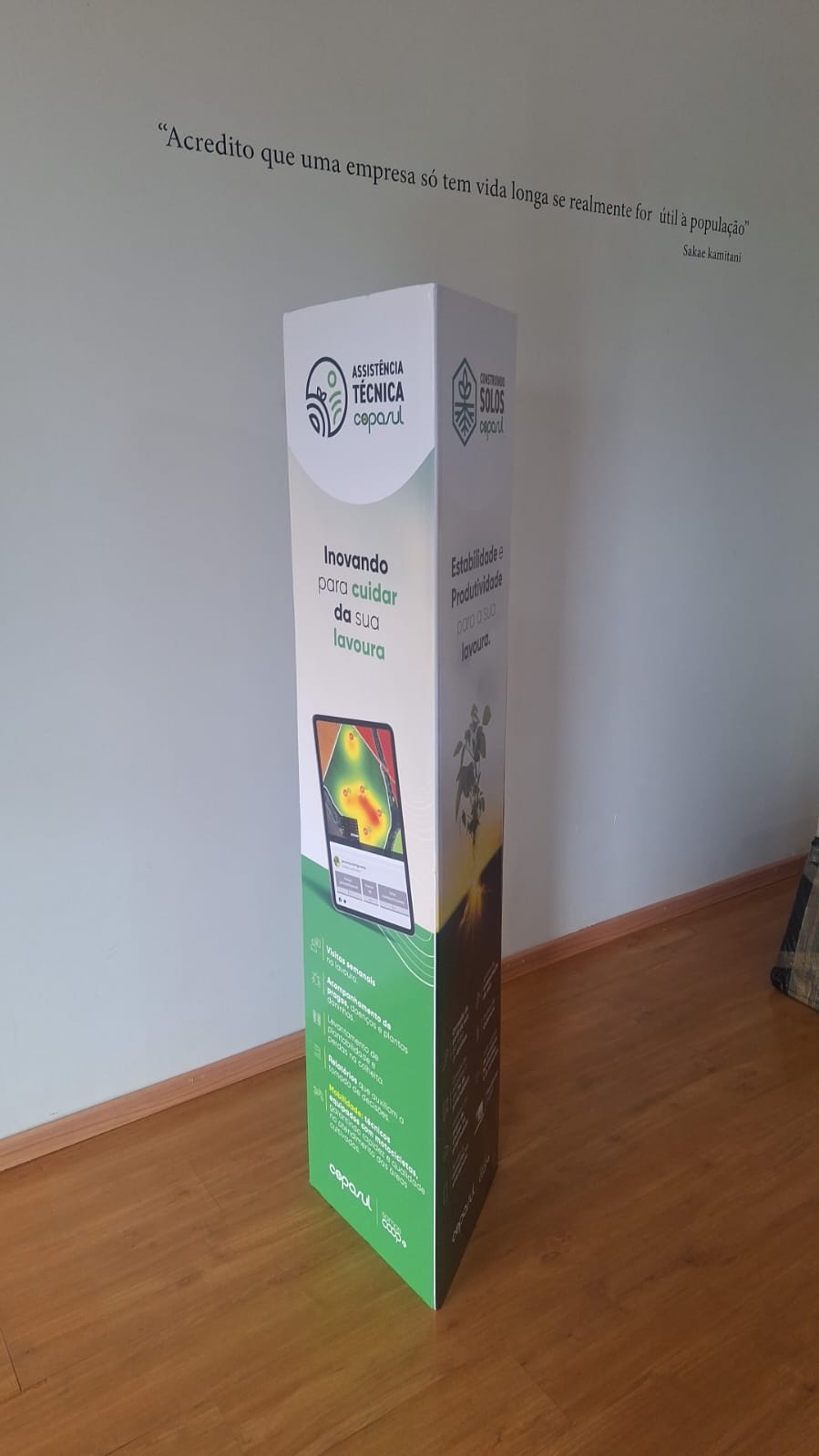 Totem Triedro personalizado