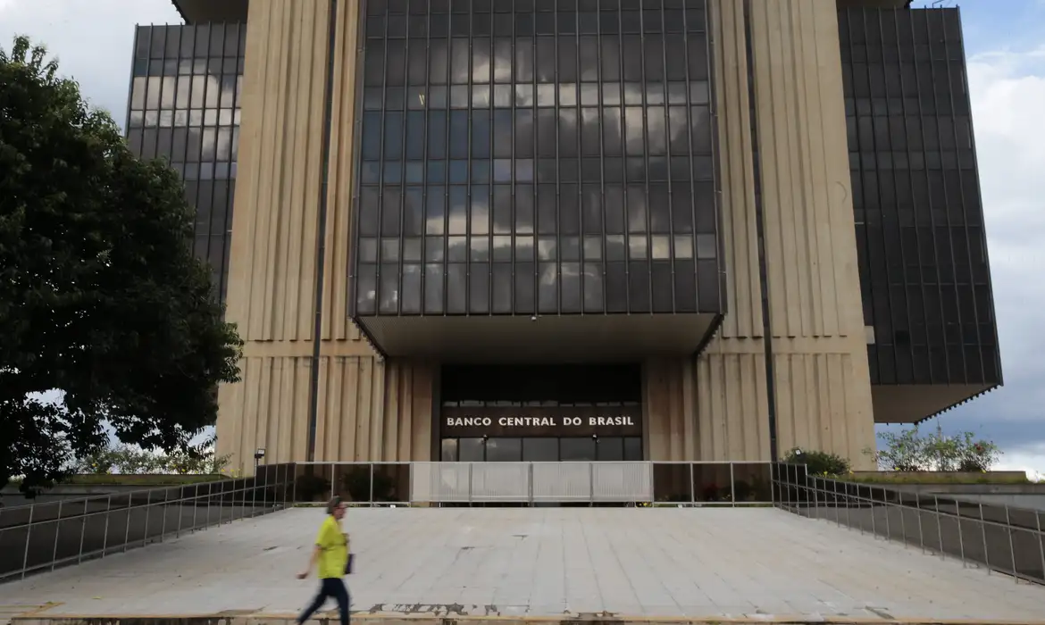Mercado melhora expectativa sobre economia com PIB a 2,14%