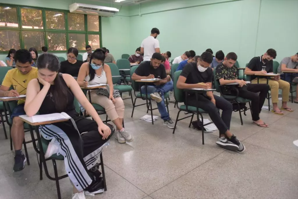 AprovENS, curso pré-vestibular da UEA, divulga 52 vagas remanescentes para aulas presenciais