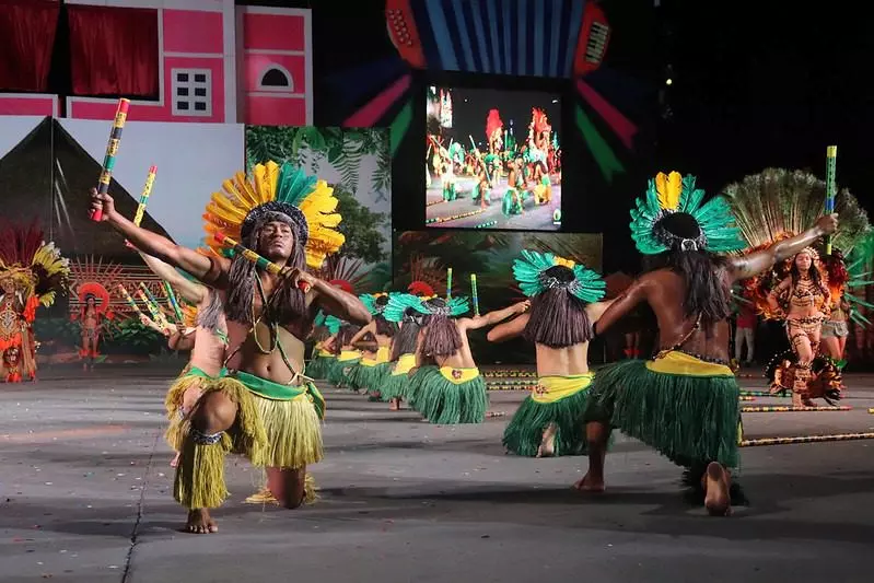Quadrilhas de duelo e danças regionais são destaques na sexta noite de apresentações do Festival Folclórico do Amazonas