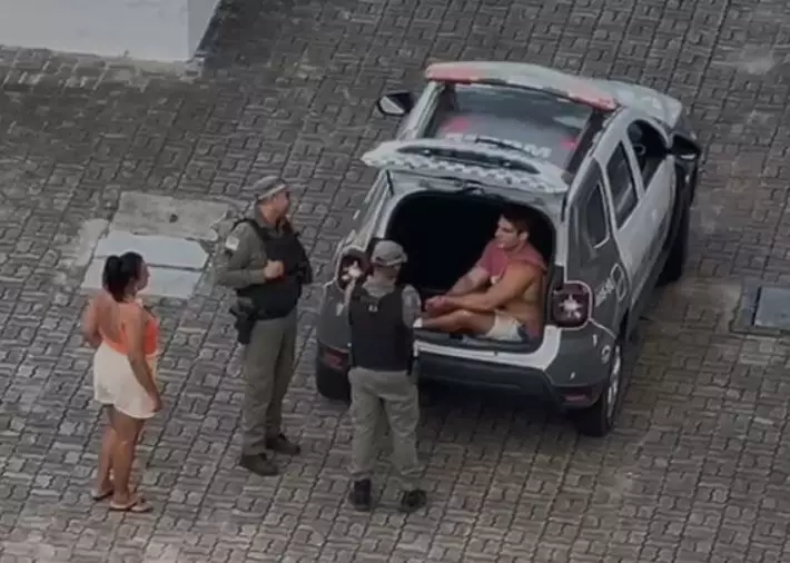 Ex-jogador que desferiu 60 socos na namorada disse ter