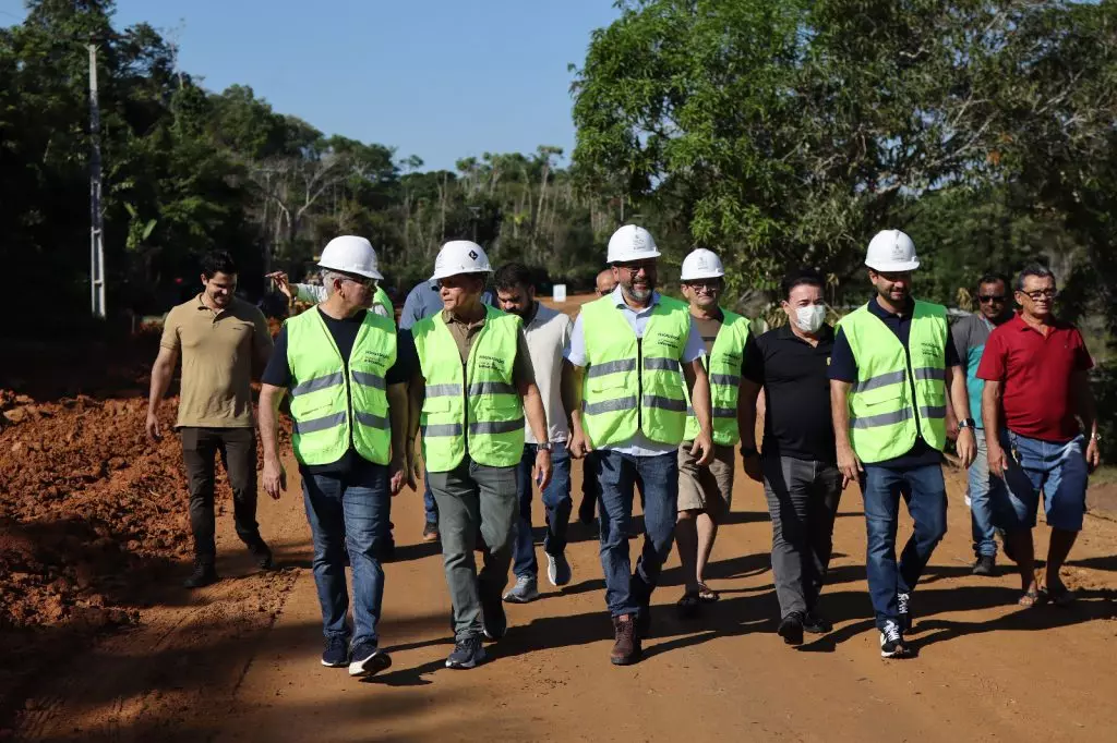 Wilson Lima vistoria obras de pavimentação nos ramais da Cooperativa e do Pau Rosa, na zona rural de Manaus
