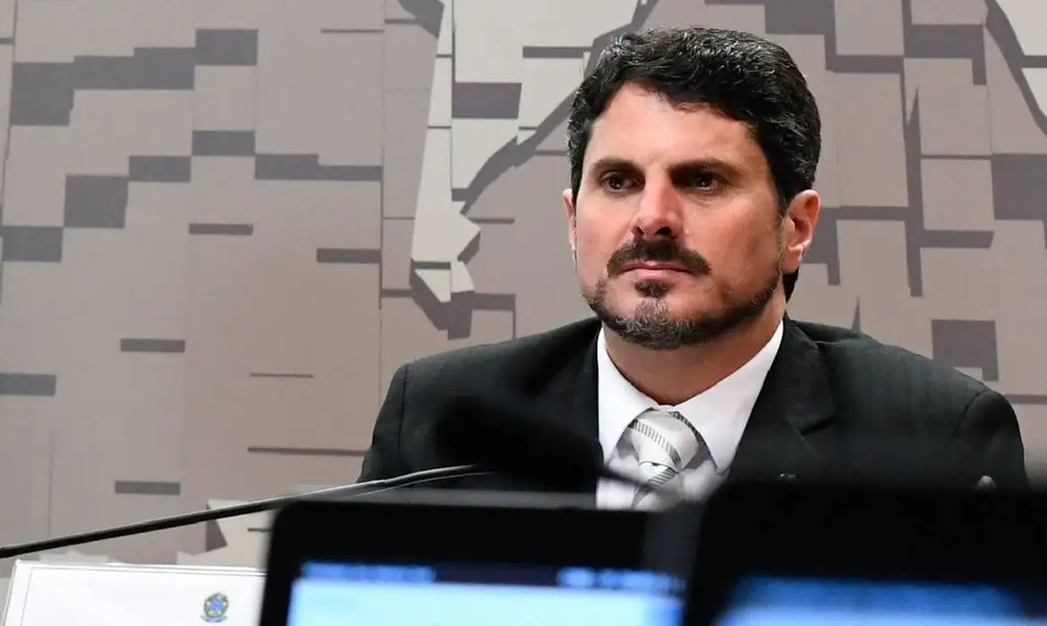 Moraes permite que Do Val participe de sessões do Senado além das 19h