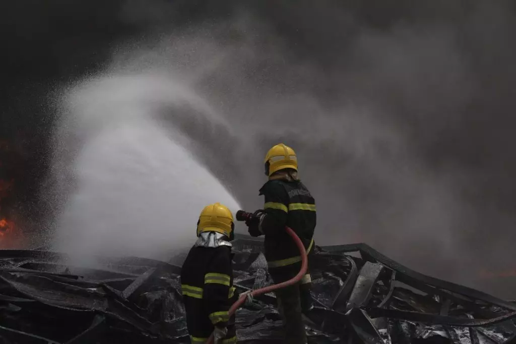 Governo do Amazonas monta força-tarefa para combater incêndio de grandes proporções em Manaus