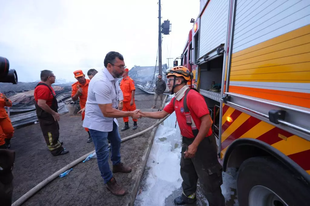 Wilson Lima acompanha trabalho do Corpo de Bombeiros no combate a incêndio em fábricas de Manaus