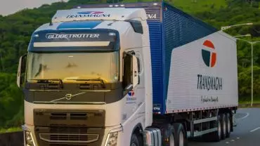 A foto mostra uma carreta da Transmagna