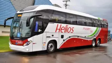 A foto mostra um ônibus da Helios Coletivos e Cargas