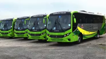 A foto mostra uma frota de ônibus da Max Tour