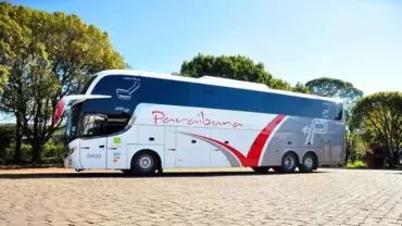 A foto mostra um ônibus da Paraibuna Transportes