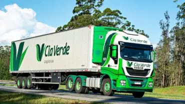 A foto mostra uma carreta da Cia Verde Logística