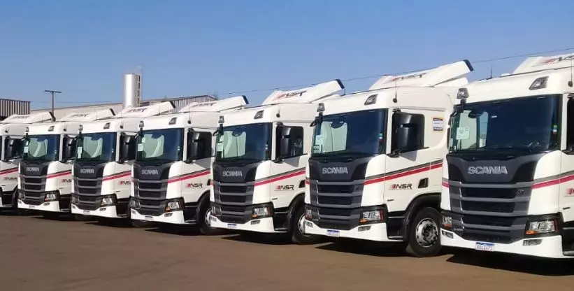 A foto mostra algumas carretas da NSR - Transportadora Nova Santa Rosa