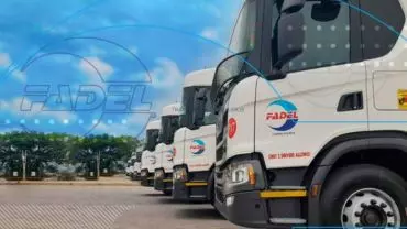 A foto mostra caminhões da Fadel Transportes