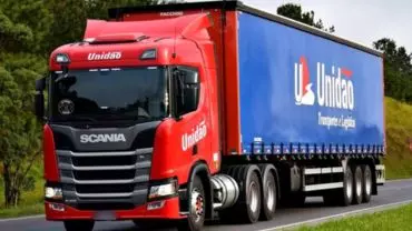 A foto mostra uma carreta da Unidão Transportes