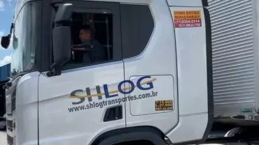 A foto mostra uma carreta da SHLOG Transportes