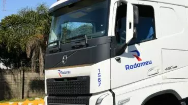 A foto mostra um carreta da Rodomeu Transportes