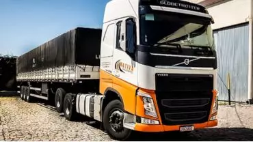 A foto mostra uma carreta da Nativa Transportes