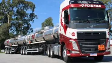 A foto mostra um Bitrem da Videira Transportes