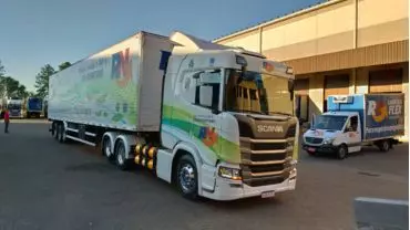 A foto mostra uma carreta da RN Logística