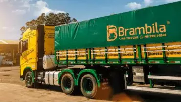 A foto mostra uma carreta da Brambila Transportes
