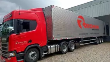 A foto mostra uma carreta da Rodomini Transportes