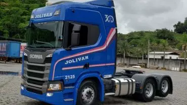 A foto mostra um caminhão da Transportadora Jolivan