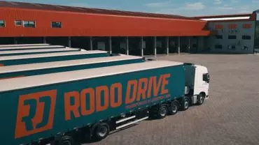A foto mostra algumas carretas da Rodo Drive